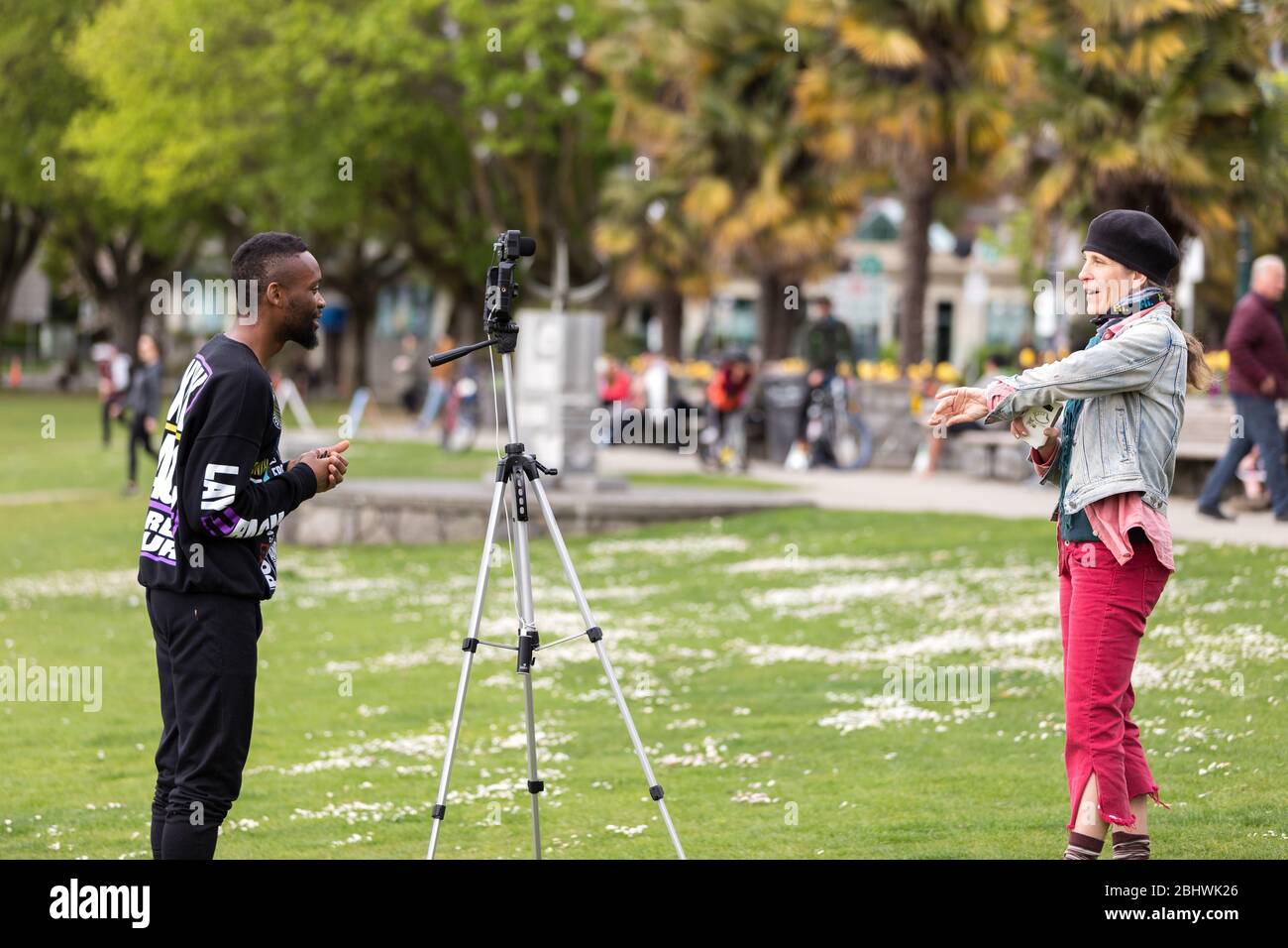 VANCOUVER, BC, KANADA - APR 26, 2020: Mitglieder der Presse interviewen Demonstranten in einem Anti-Lockdown-marsch. Stockfoto
