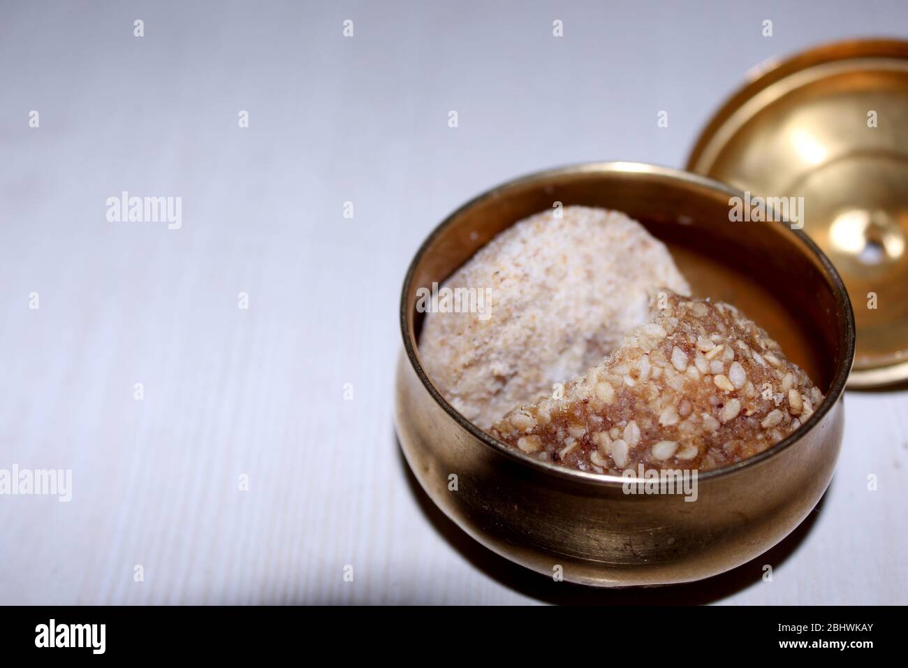 Sesamkügelchen oder til ke laddo und tilgul oder til gul laddu wurden in einer Schüssel für das Makar Sankranti Festival in Indien serviert Stockfoto