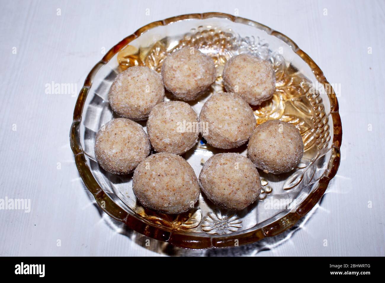 Sesamkügelchen oder til ke laddo und tilgul oder til gul laddu wurden in einer Schüssel für das Makar Sankranti Festival in Indien serviert Stockfoto