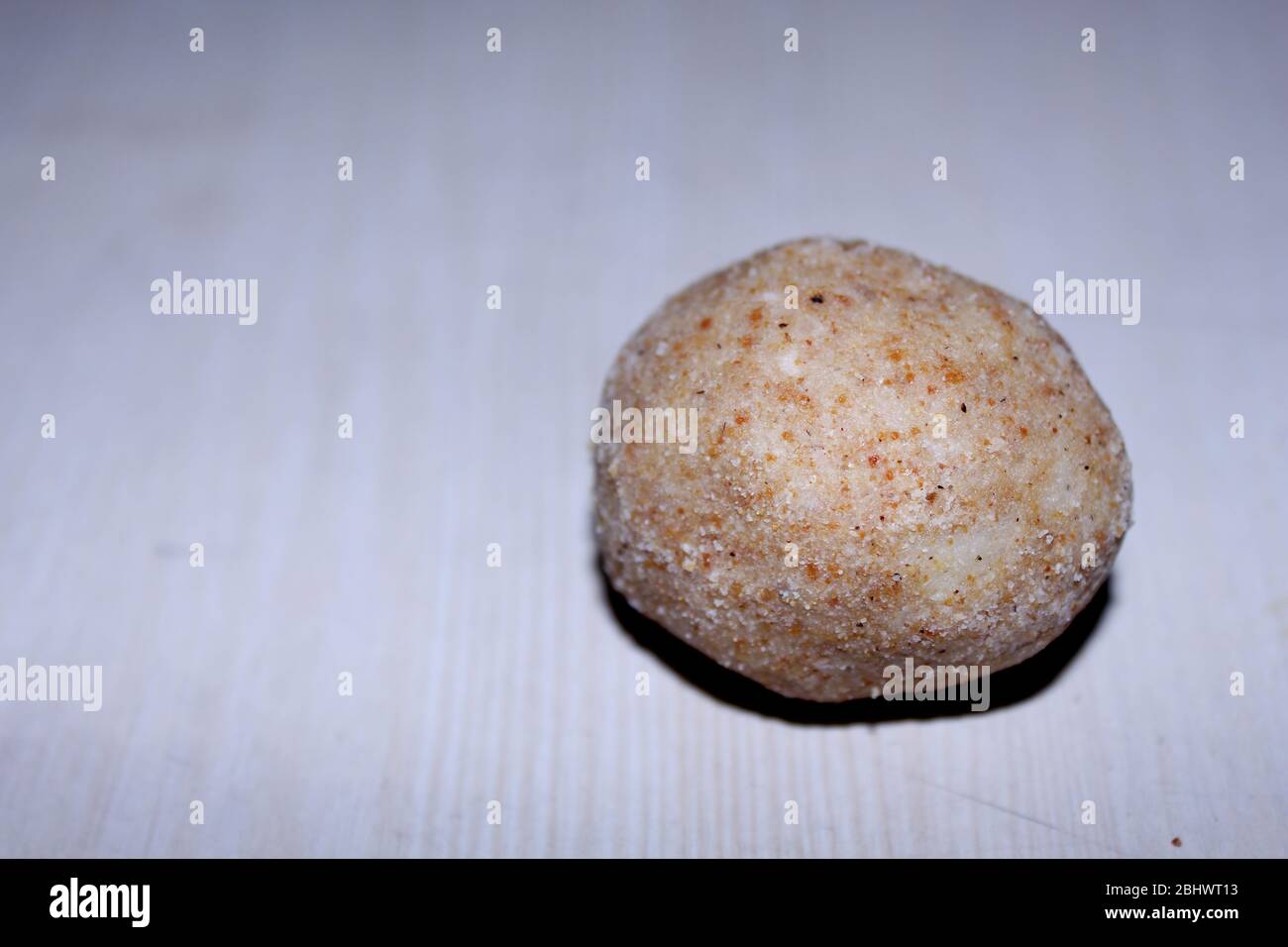 Sesamkügelchen oder til ke laddo und tilgul oder til gul laddu wurden in einer Schüssel für das Makar Sankranti Festival in Indien serviert Stockfoto