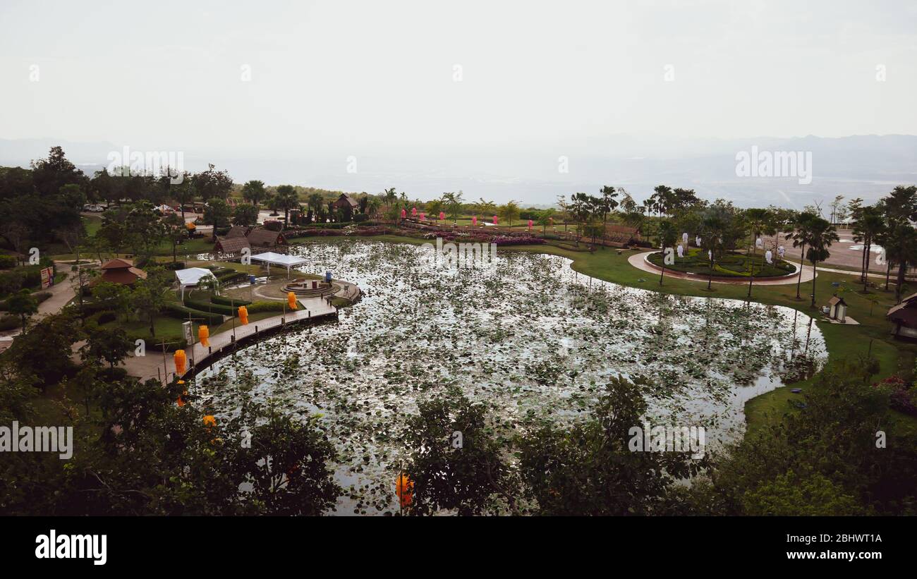 Luftbild Landschaft Wahrzeichen berühmt von Mae Moh Berg, Lampang, Thailand.Outdoor im Garten Park Ozon.Sonnenlicht Wintersaison Morgen.natürliche Landschaft Stockfoto