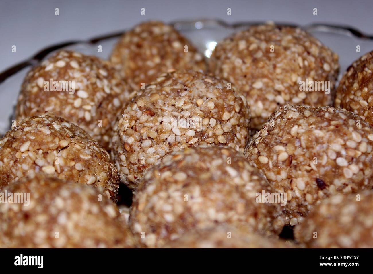 Sesamkügelchen oder til ke laddo und tilgul oder til gul laddu wurden in einer Schüssel für das Makar Sankranti Festival in Indien serviert Stockfoto