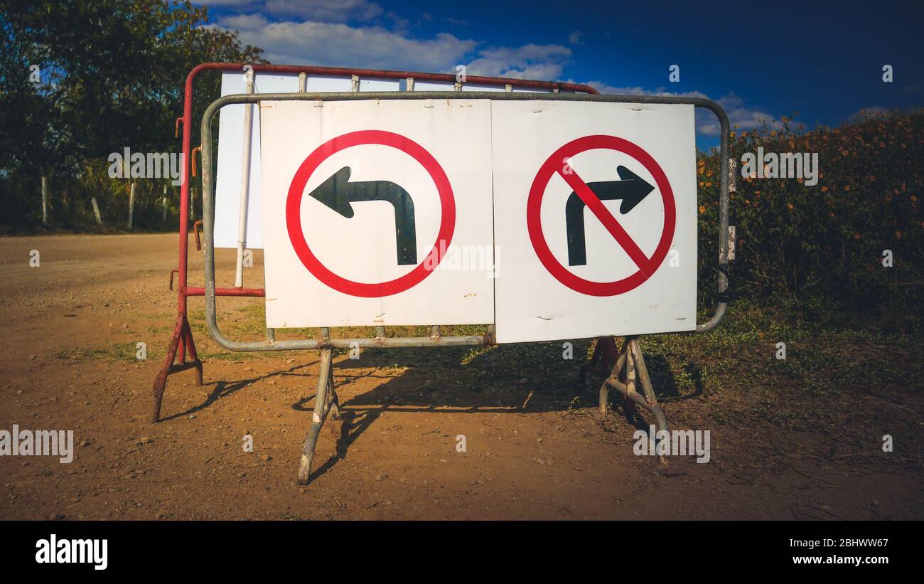 Information Warnung eine Richtung nach oben Pfeil.Stop keine linke Weg.Schild Verkehrssymbol Stockfoto