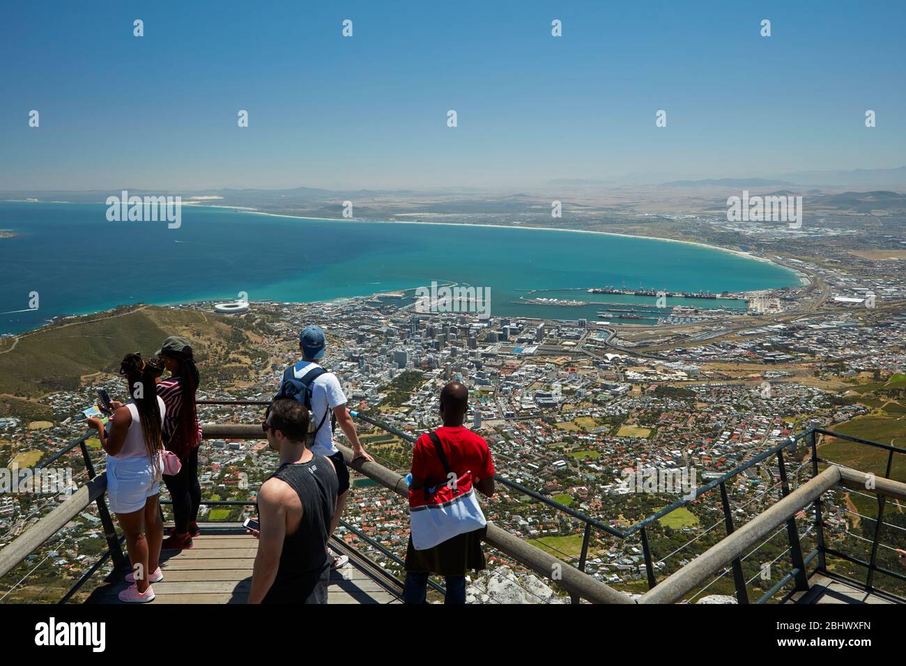 Touristen und Ansicht von Tabelle Berg von Kapstadt CBD und Table Bay, Cape Town, Südafrika Stockfoto