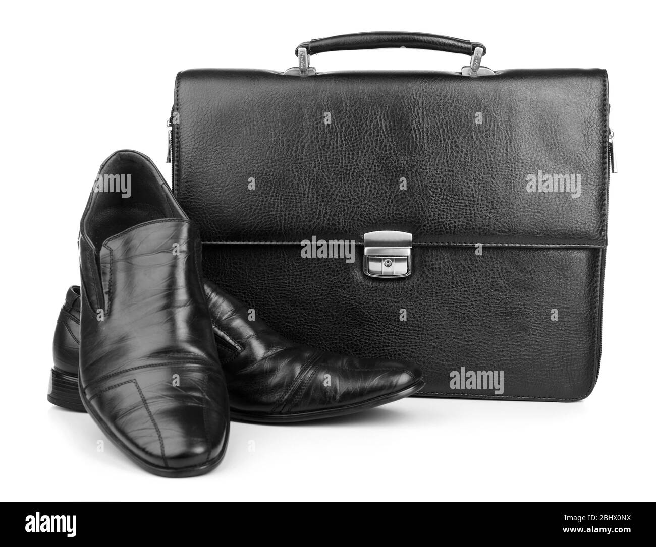 Aktentasche aus schwarzem Leder mit Schuhen isoliert auf weiß Stockfoto