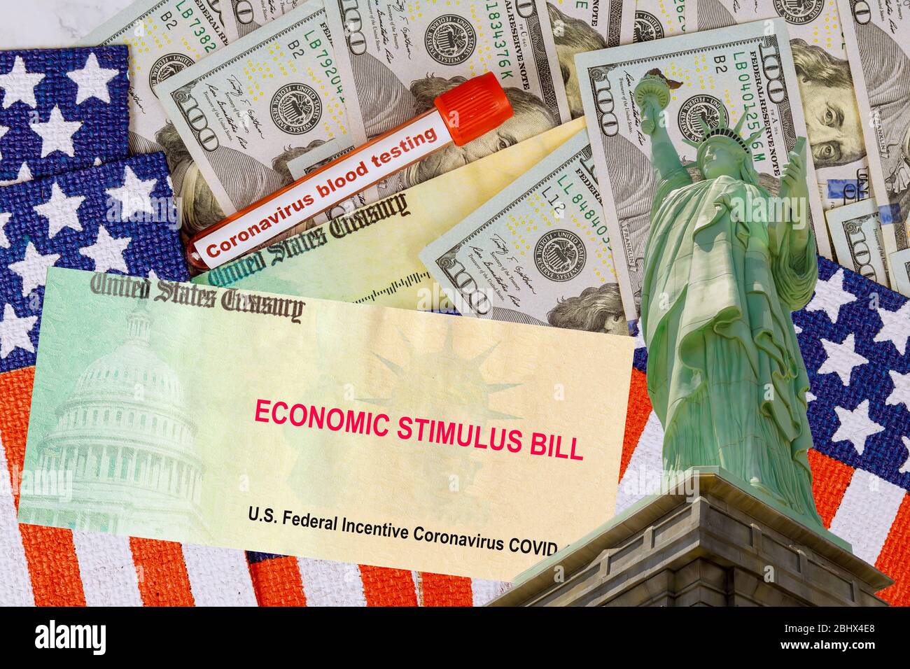 Word COVID-19 über die globale Pandemie Lockdown Konjunkturpaket Finanzrechnung von der Regierung Statue Liberty Stockfoto