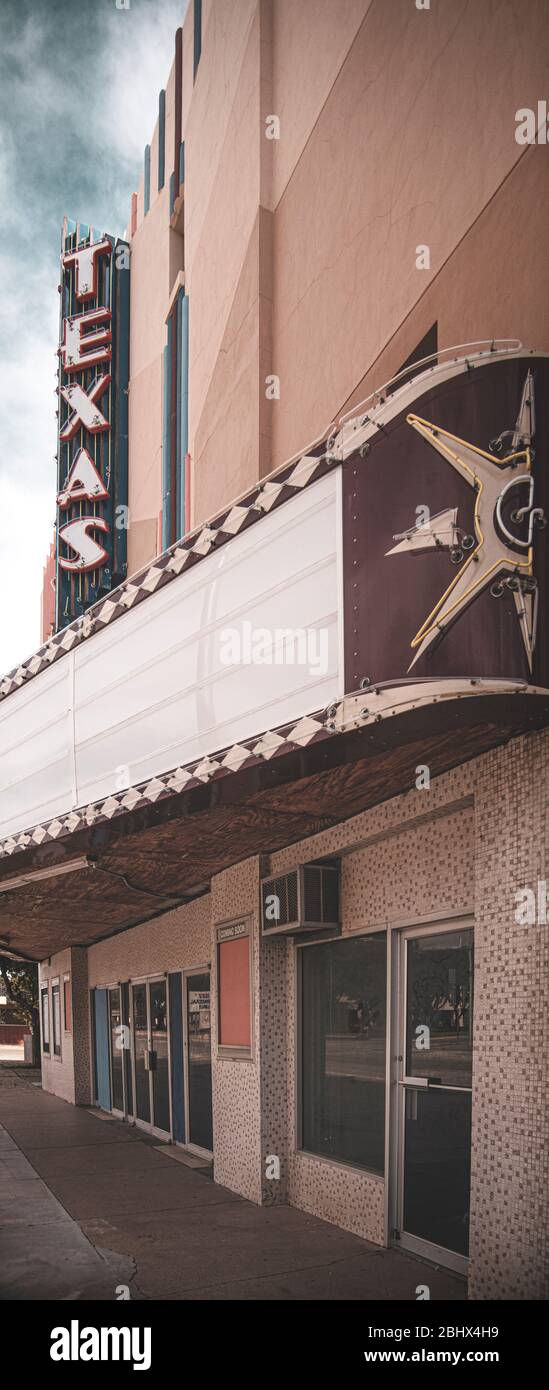 Neon Schild an einem alten Kino in Texas Stockfoto