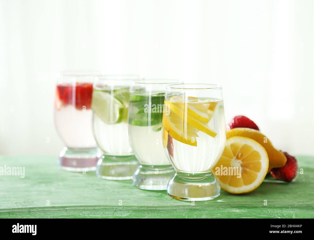 Gläser verschiedener hausgemachten Frische gesund Vitamin-angereichertes Wasser auf Holztisch Stockfoto