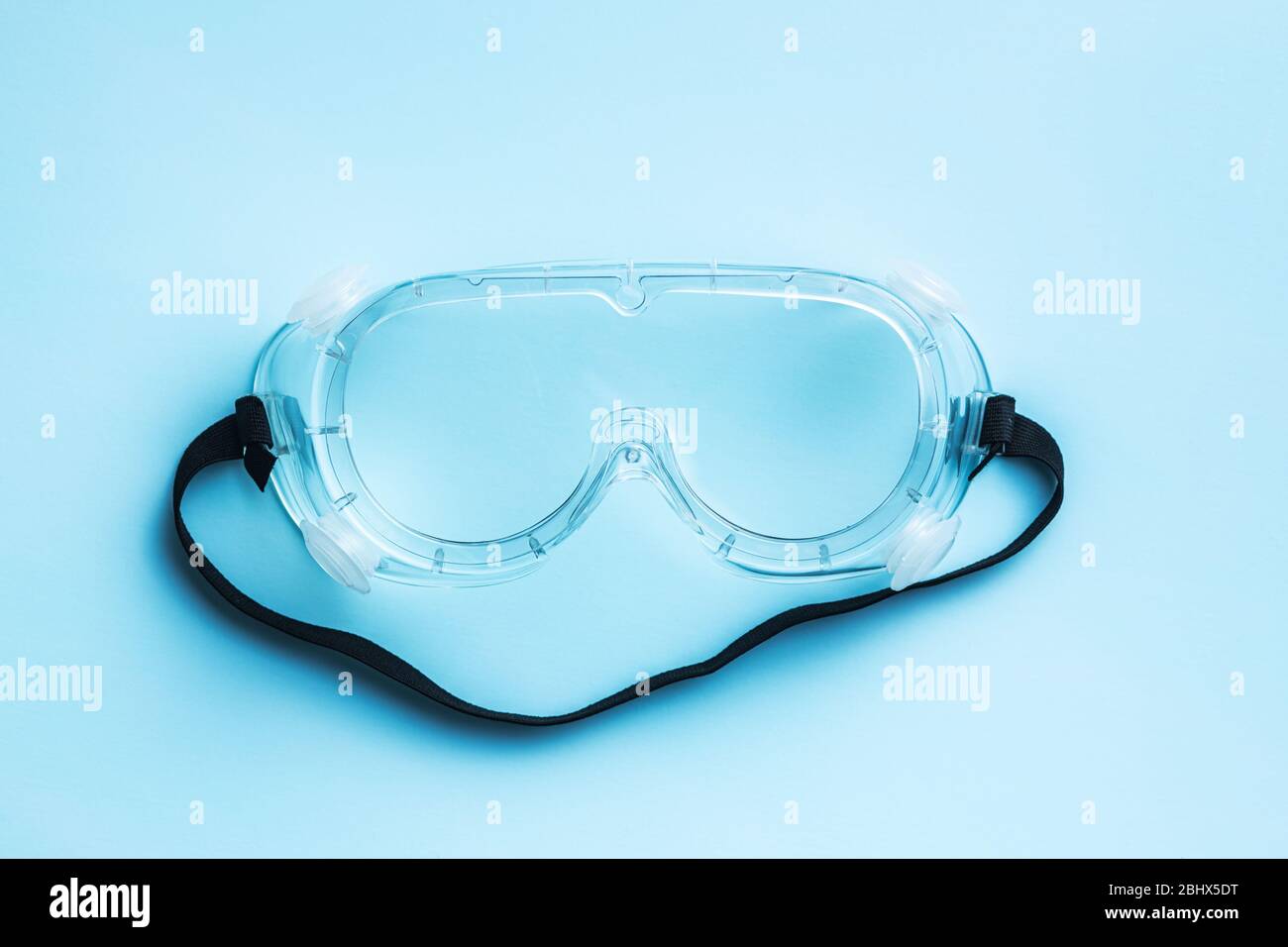 Schutzbrille. Schutz Prävention Virusinfektion Coronavirus, Covid-19 auf blauem Hintergrund. Draufsicht. Stockfoto