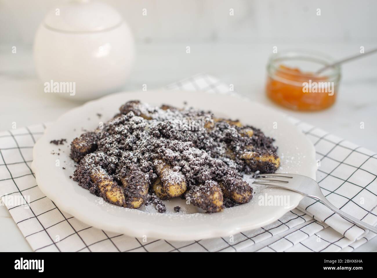 Kartoffelknödel mit Sulznocken und gemahlener Mohnkerne Stockfoto