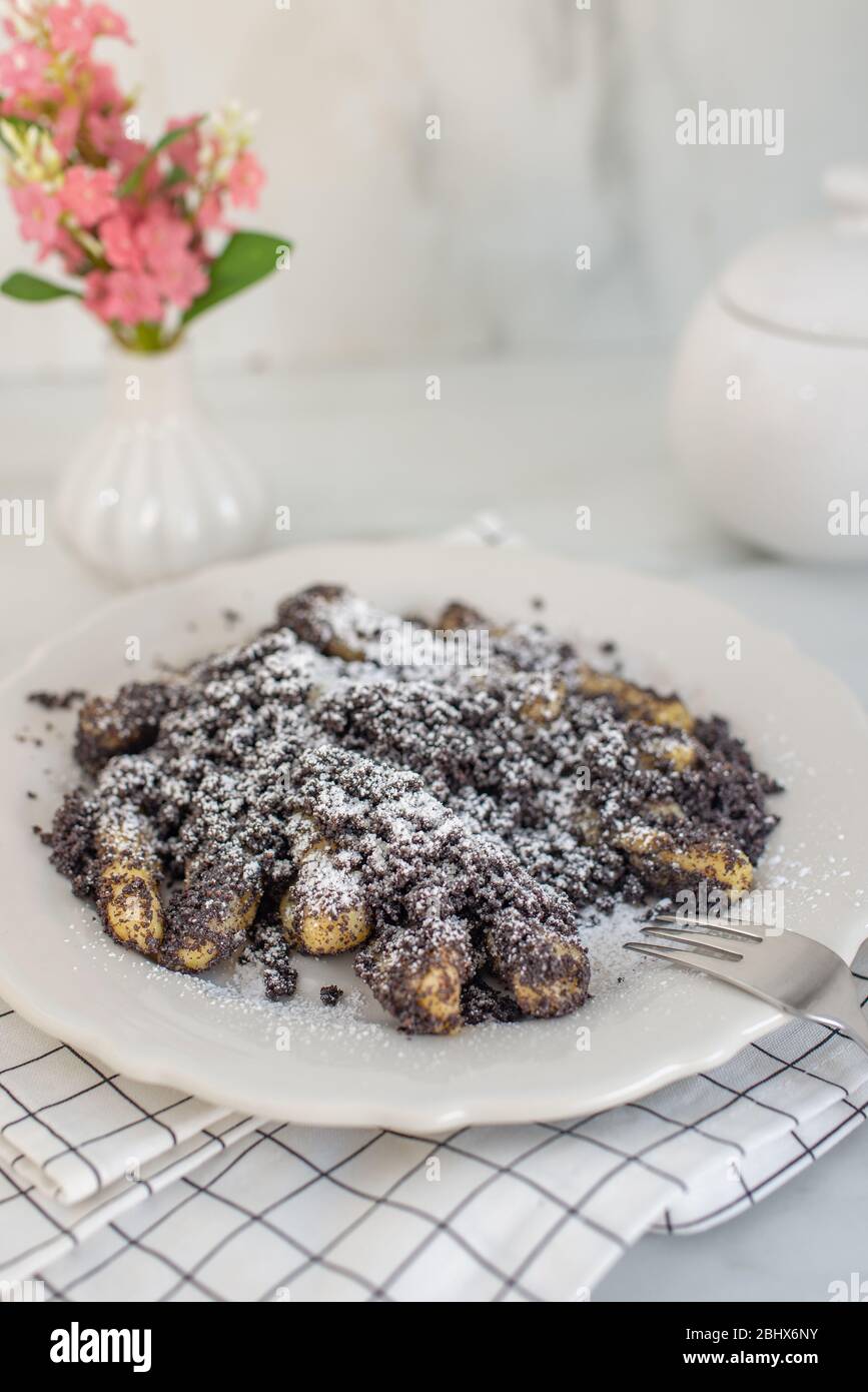 Kartoffelknödel mit Sulznocken und gemahlener Mohnkerne Stockfoto