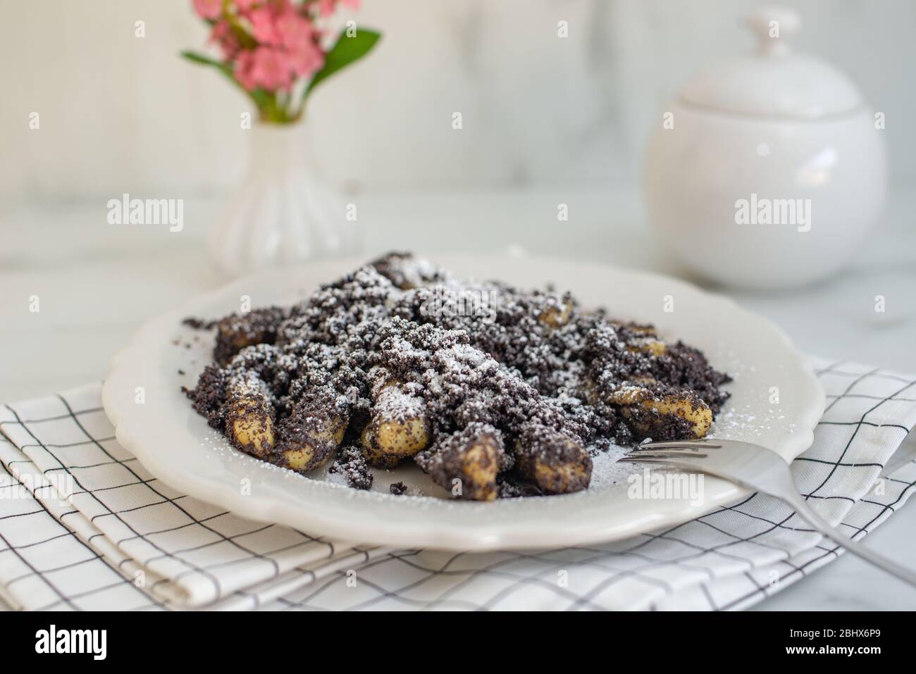 Kartoffelknödel mit Sulznocken und gemahlener Mohnkerne Stockfoto