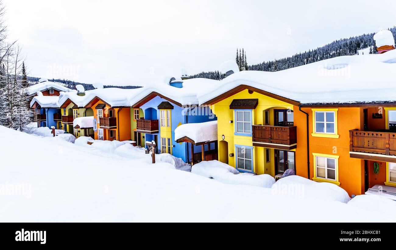 Bunte Stadthäuser im Winter Sport Village of Sun Peaks, einem Alpendorf in den Shuswap Highlands von British Columbia, Kanada Stockfoto