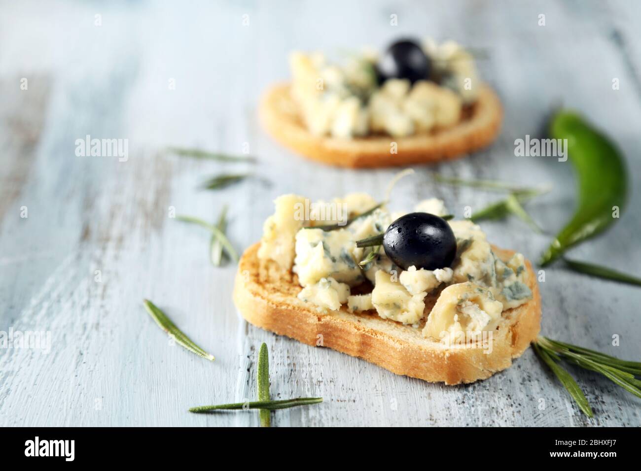 Leckeres Sandwich auf Holztisch, Nahaufnahme Stockfoto