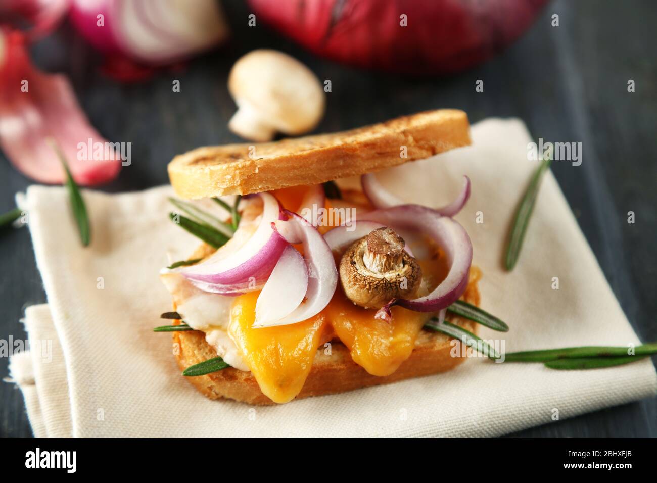 Leckeres Sandwich auf Holztisch, Nahaufnahme Stockfoto