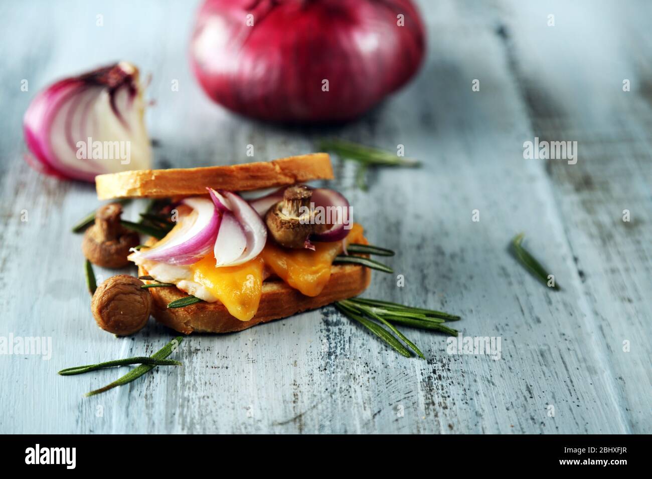 Leckeres Sandwich auf Holztisch, Nahaufnahme Stockfoto