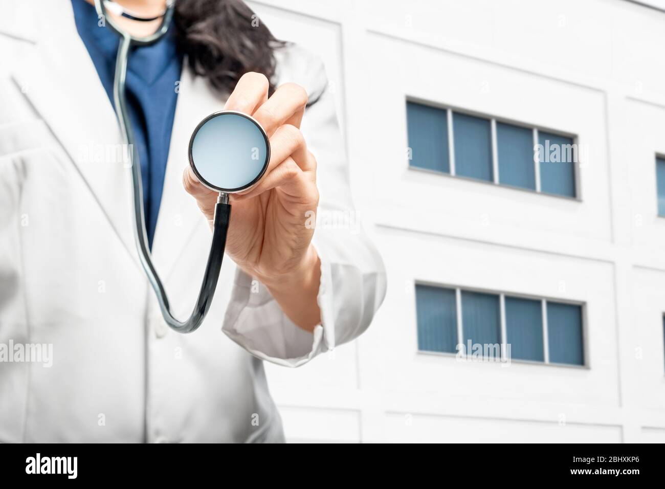 Ärztin mit Stethoskop außerhalb des Krankenhauses Stockfoto