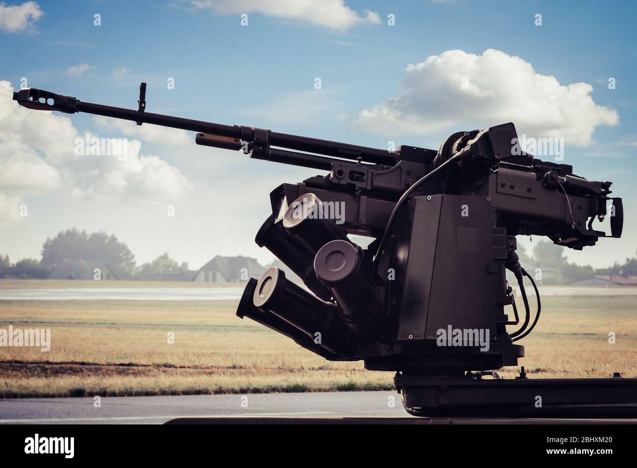 Radom, Mazowieckie / Polen - 23. August 2015: Maschinengewehr auf Militärfahrzeug montiert - Armee/Militär/Rüstungsindustrie. Stockfoto