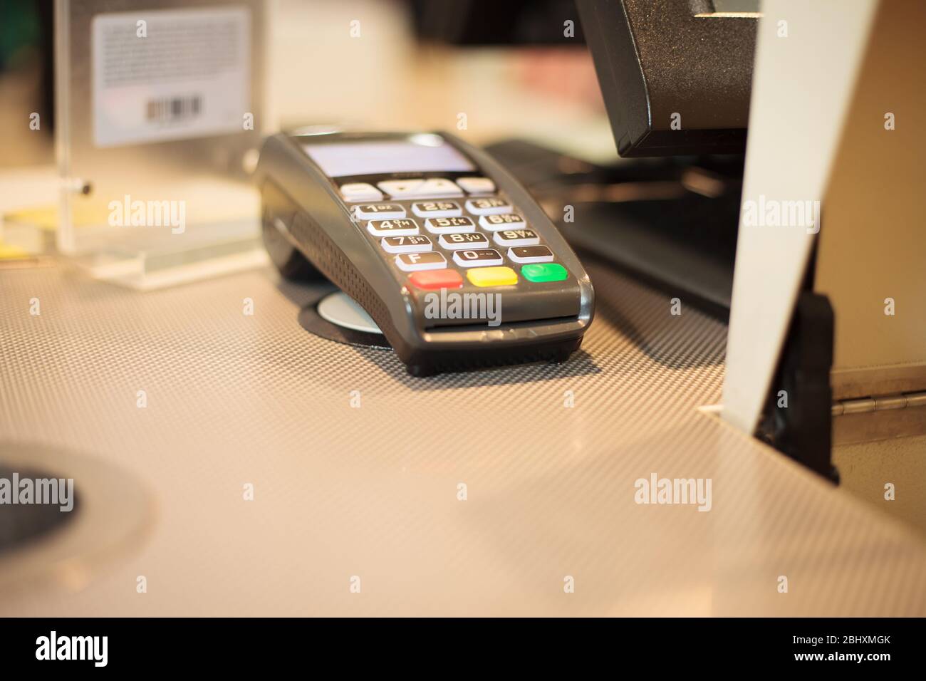 Zahlungsterminal auf dem Tisch im riesigen Einkaufszentrum, Finanzkonzept Stockfoto