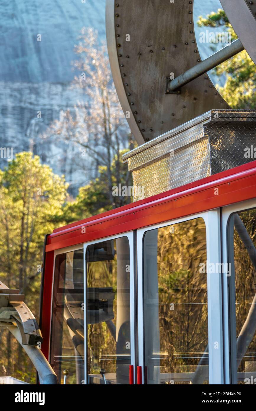 Die Skyride Swiss Cable Car bietet einen landschaftlich schönen Lufttransport zum Gipfel des Stone Mountain in Atlanta, Georgia's Stone Mountain Park. (USA) Stockfoto