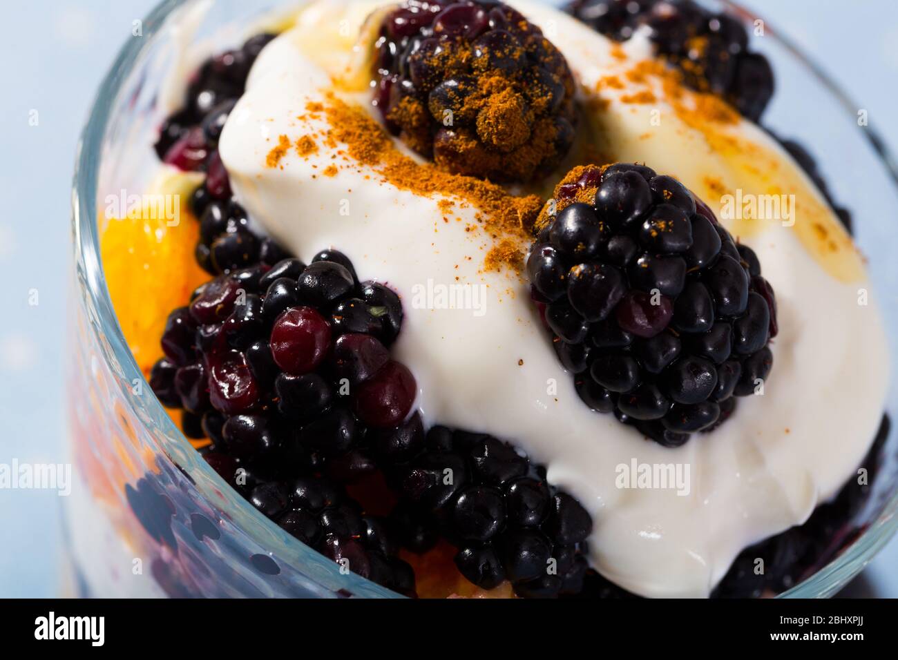 Black und Orange Joghurt - lecker Sommer Dessert Stockfoto
