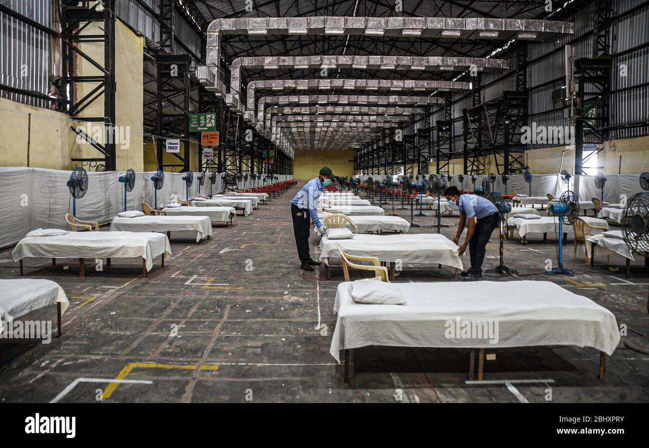 Peking, Indien. April 2020. Während einer landesweiten Sperre in Mumbai, Indien, am 27. April 2020, stellten Beamte in einem Isolationszentrum Betten auf. Kredit: Str/Xinhua/Alamy Live News Stockfoto