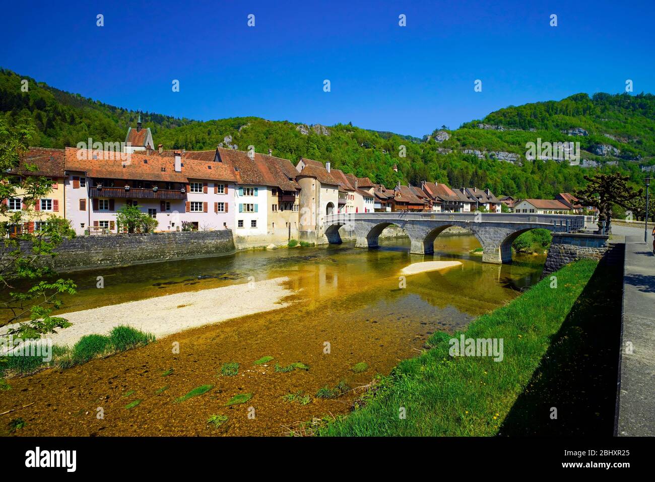 Brücke Johannes von Nepomuk über den Fluss Doubs, Saint Ursanne. Kanton Jura, Schweiz. Stockfoto