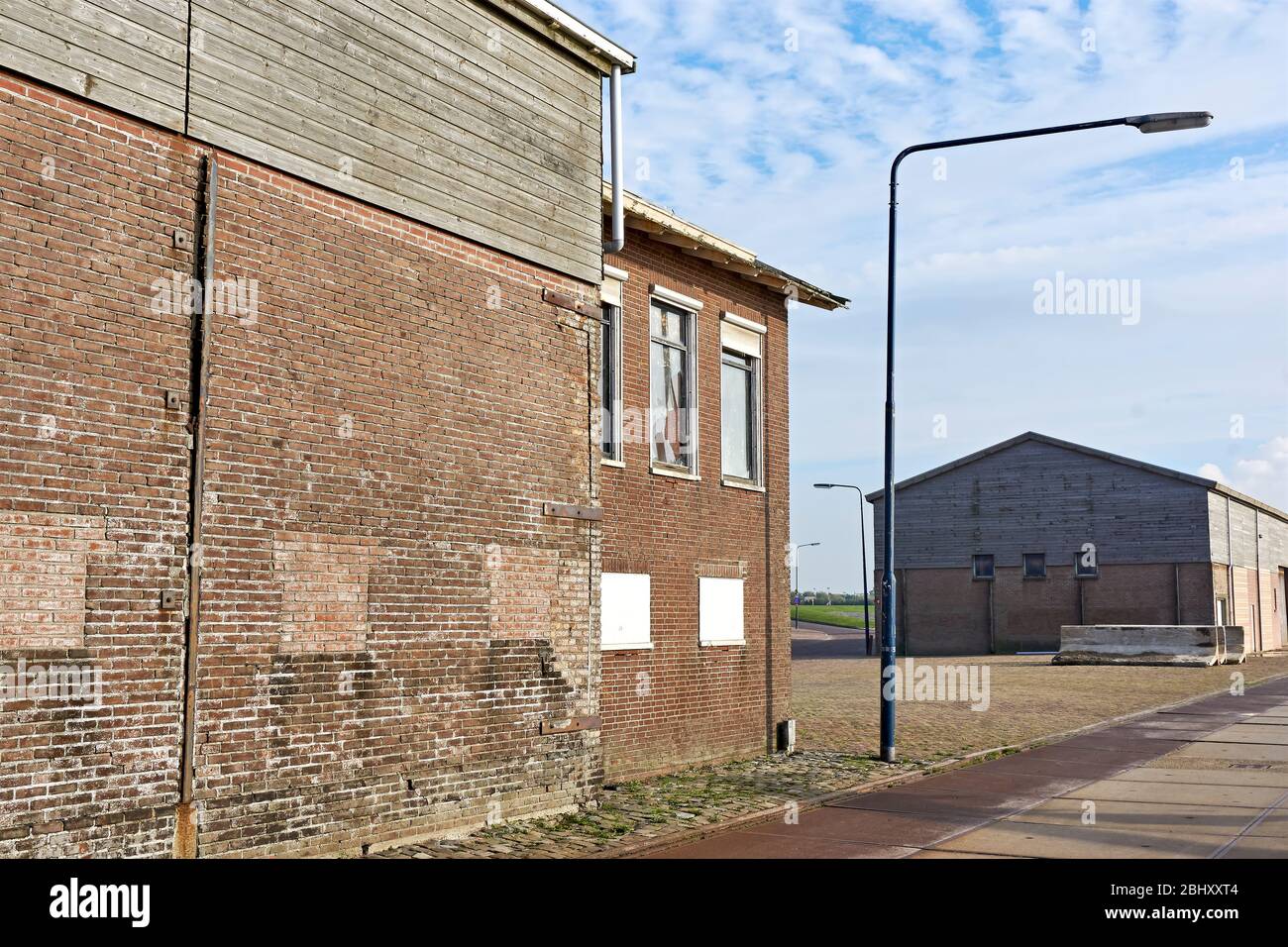 Verlassene Industriebauten im Hafen von Harlingen in den Niederlanden Stockfoto