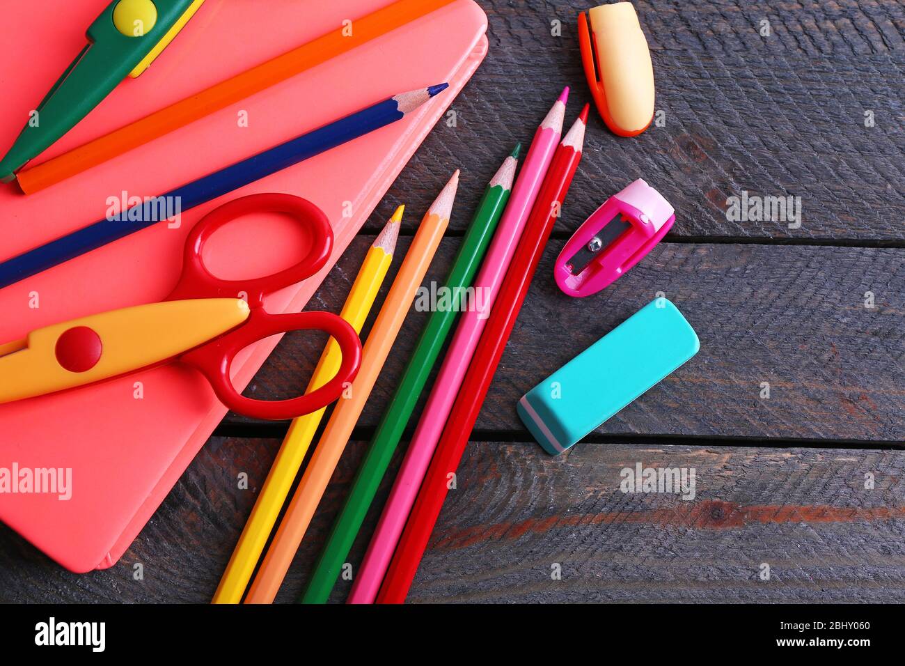 Bunte Papeterie auf Holztisch, Nahaufnahme Stockfoto