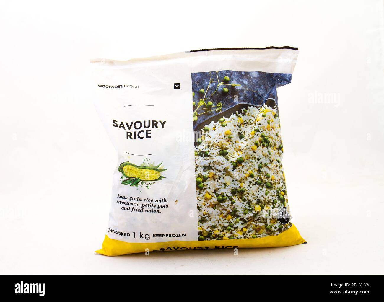 Alberton, Südafrika - eine Packung Woolworths Food gefrorenen herzhaften Reis isoliert auf einem klaren Hintergrundbild mit Kopierraum Stockfoto