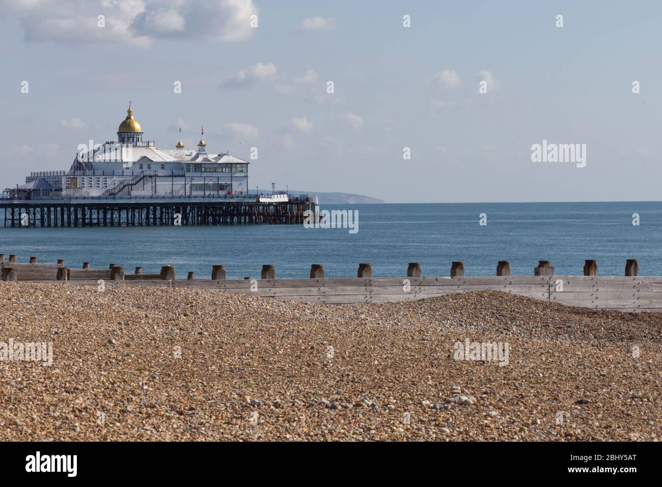 Kieselstrand mit Eastbourne-Pier im Hintergrund Stockfoto