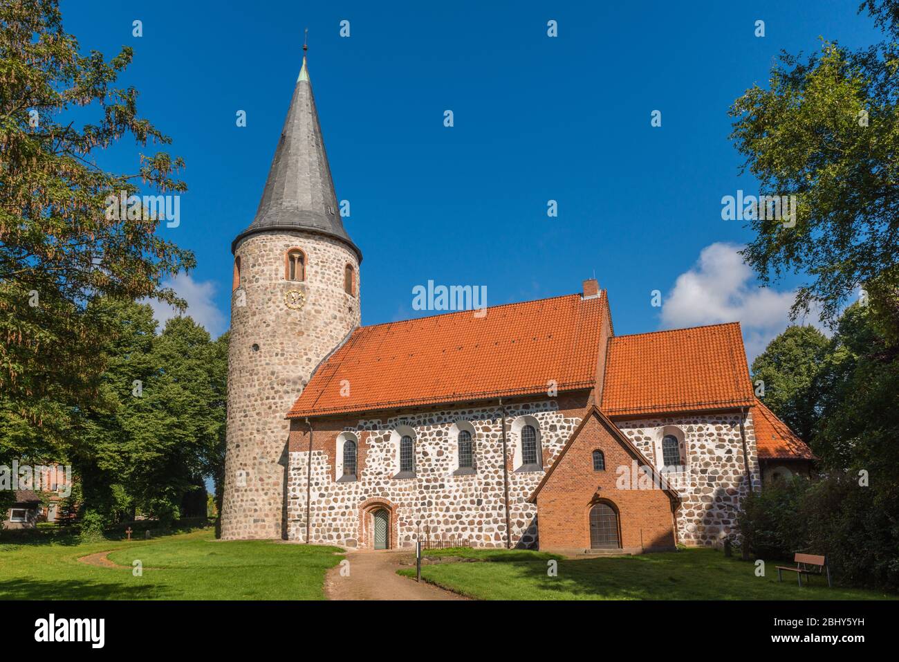 Kirche St. Johannis mit Schutt Mauerwerk, Bad Malente-Neukirchen, Holstein Schweiz, Kreis Ostholstein, Schleswig-Holstein, Norddeutschland Stockfoto