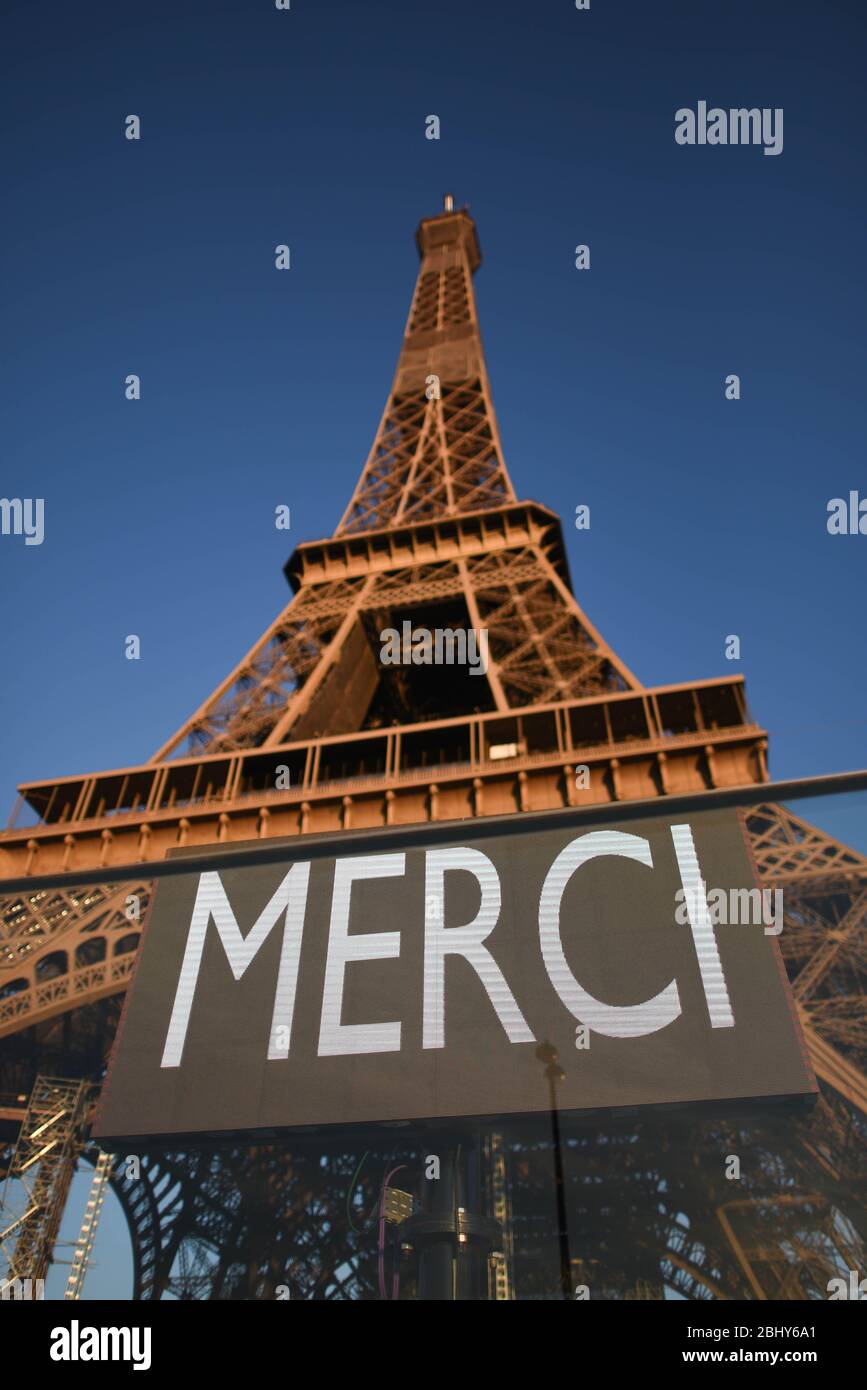 *** KEINE VERKÄUFE AN FRANZÖSISCHE MEDIEN ODER VERLAGE - RECHTE VORBEHALTEN *** 26. April 2020 - Paris, Frankreich: Eine Nachricht zur Covid-19-Krise am Eiffelturm, die wegen der Sperrung geschlossen wurde. Das Wort 'Merci' bedeutet auf Französisch 'Danke'. UN message de remerciement lie a la crise sanitaire du coronavirus sur la Tour Eiffel, qui a ete fermee pour la duree du confinement. Stockfoto