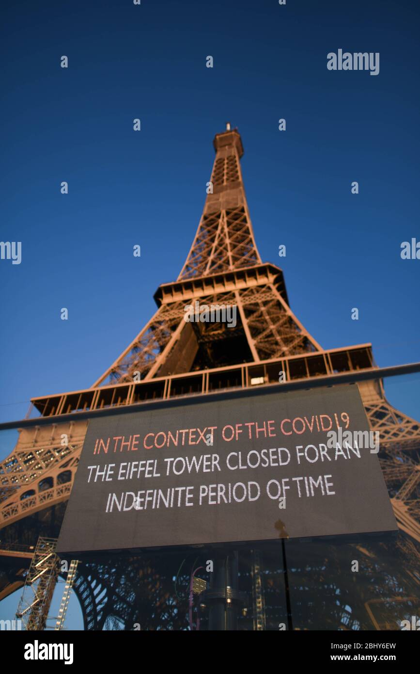 *** KEINE VERKÄUFE AN FRANZÖSISCHE MEDIEN ODER VERLAGE - RECHTE VORBEHALTEN *** 26. April 2020 - Paris, Frankreich: Eine Nachricht zur Covid-19-Krise am Eiffelturm, die wegen der Sperrung geschlossen wurde. Die Botschaft für Touristen lautet: "Im Kontext des Covid19 schloss der Eiffelturm für eine unbestimmte Zeit". UN message lie a la crise sanitaire du coronavirus sur la Tour Eiffel, qui a ete fermee pour la duree du confinement. CE message en anglais pour les touristes annonce que le Monument est ferme pour une Periode indeterminee du fait du Covid19. Stockfoto