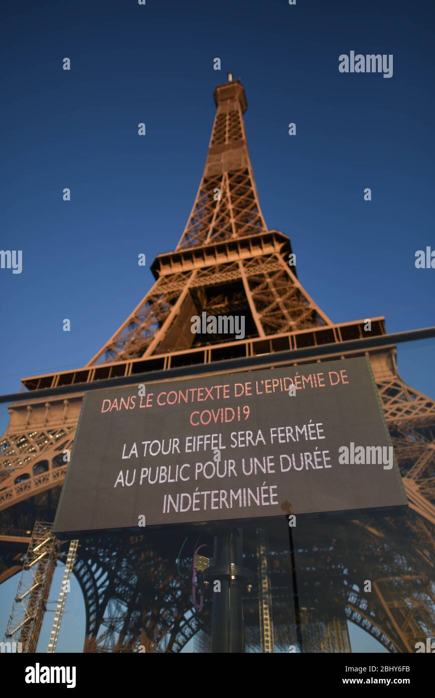 *** KEINE VERKÄUFE AN FRANZÖSISCHE MEDIEN ODER VERLAGE - RECHTE VORBEHALTEN *** 26. April 2020 - Paris, Frankreich: Eine Nachricht zur Covid-19-Krise am Eiffelturm, die wegen der Sperrung geschlossen wurde. UN message lie a la crise sanitaire du coronavirus sur la Tour Eiffel, qui a ete fermee pour la duree du confinement. Stockfoto