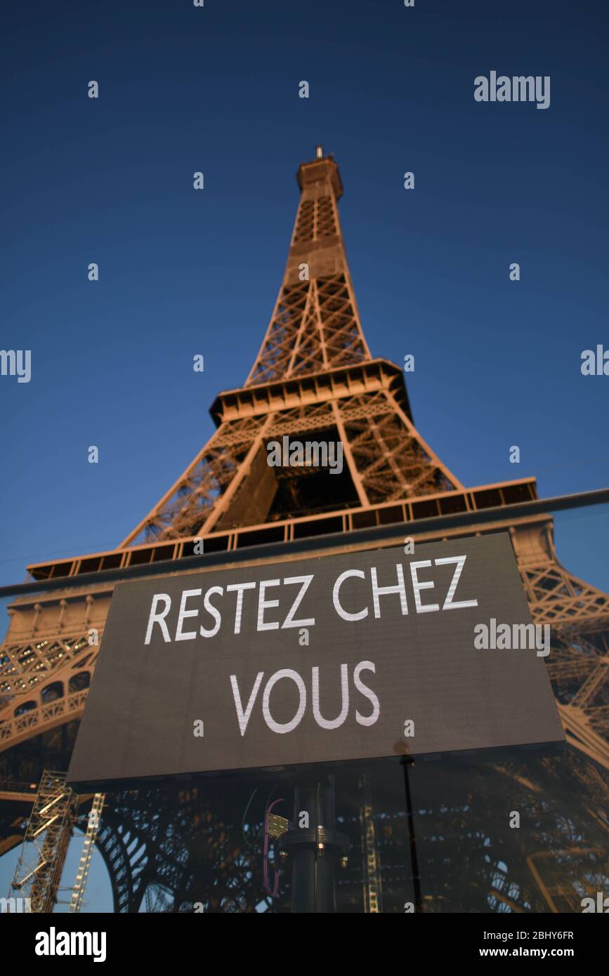 *** KEINE VERKÄUFE AN FRANZÖSISCHE MEDIEN ODER VERLAGE - RECHTE VORBEHALTEN *** 26. April 2020 - Paris, Frankreich: Eine Nachricht zur Covid-19-Krise am Eiffelturm, die wegen der Sperrung geschlossen wurde. Die Botschaft lautet "Restez chez vous", was auf Französisch "Zuhause" bedeutet. UN message lie a la crise sanitaire du coronavirus sur la Tour Eiffel, qui a ete fermee pour la duree du confinement. Stockfoto