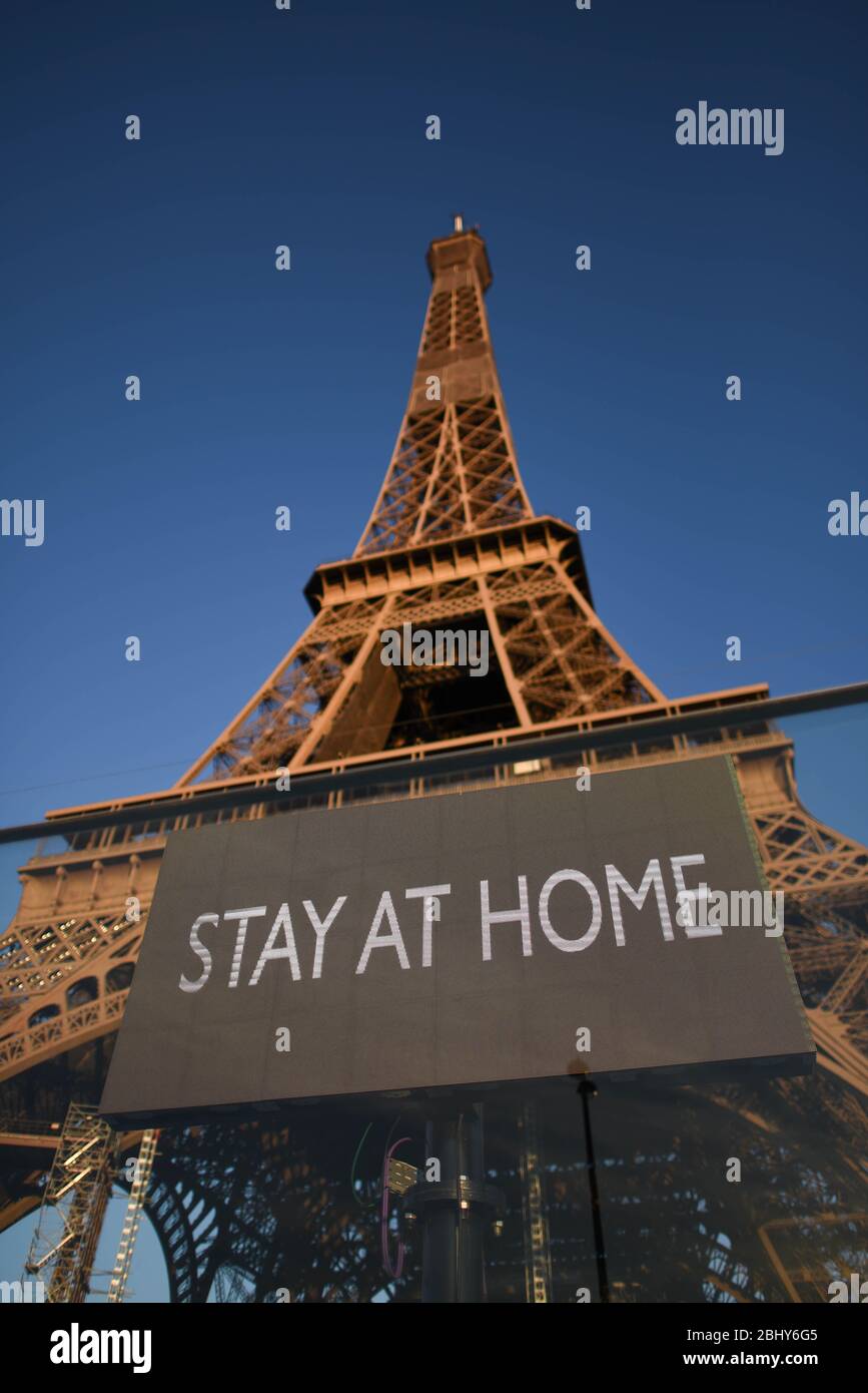 *** KEINE VERKÄUFE AN FRANZÖSISCHE MEDIEN ODER VERLAGE - RECHTE VORBEHALTEN *** 26. April 2020 - Paris, Frankreich: Eine Nachricht zur Covid-19-Krise am Eiffelturm, die wegen der Sperrung geschlossen wurde. UN message lie a la crise sanitaire du coronavirus sur la Tour Eiffel, qui a ete fermee pour la duree du confinement. Le message 'Stay at Home' en Anglais signifie 'Restez chez vous'. Stockfoto