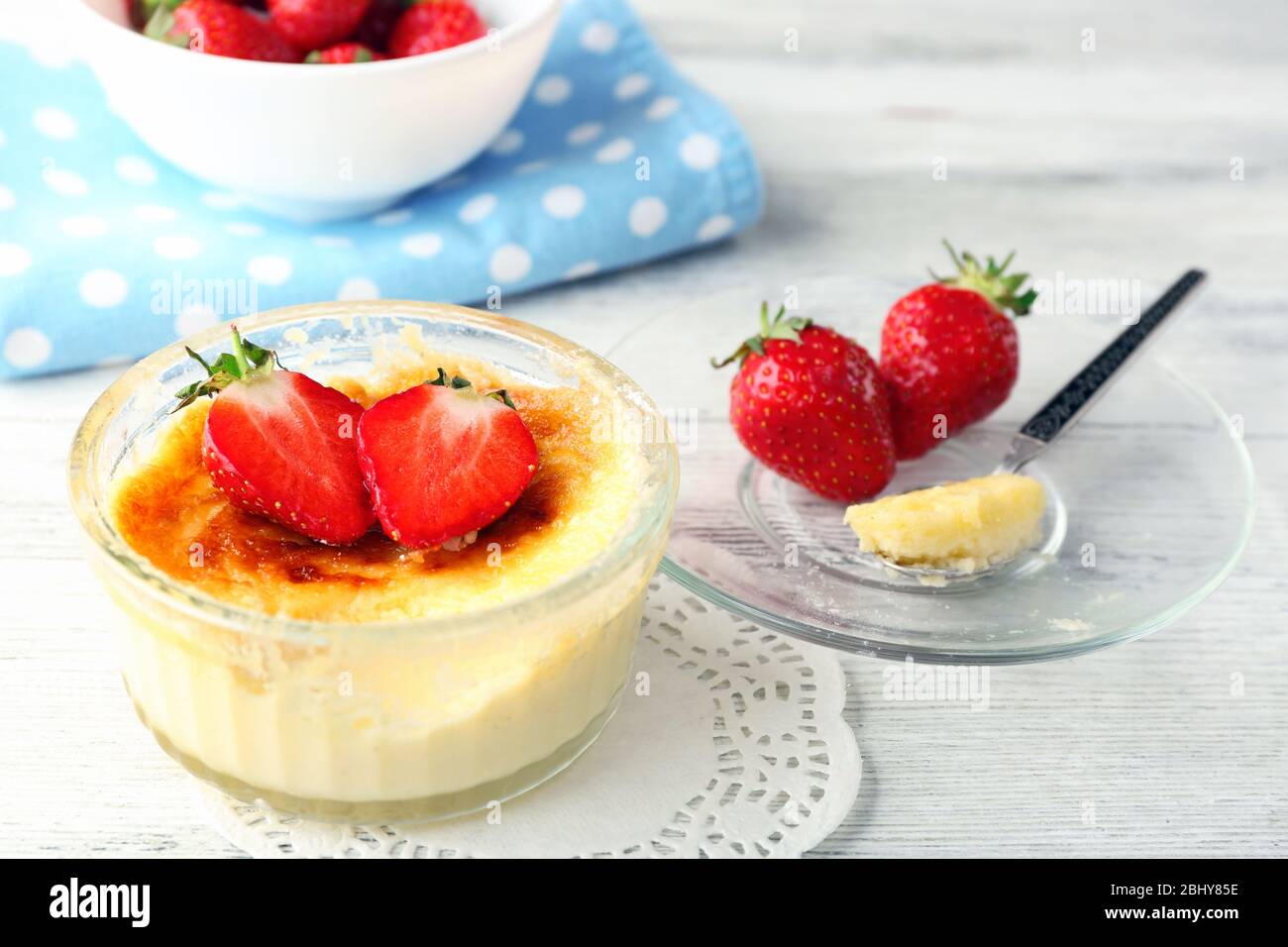 Crème brûlée Dessert mit frischen Erdbeeren Beeren auf Serviette, auf ...