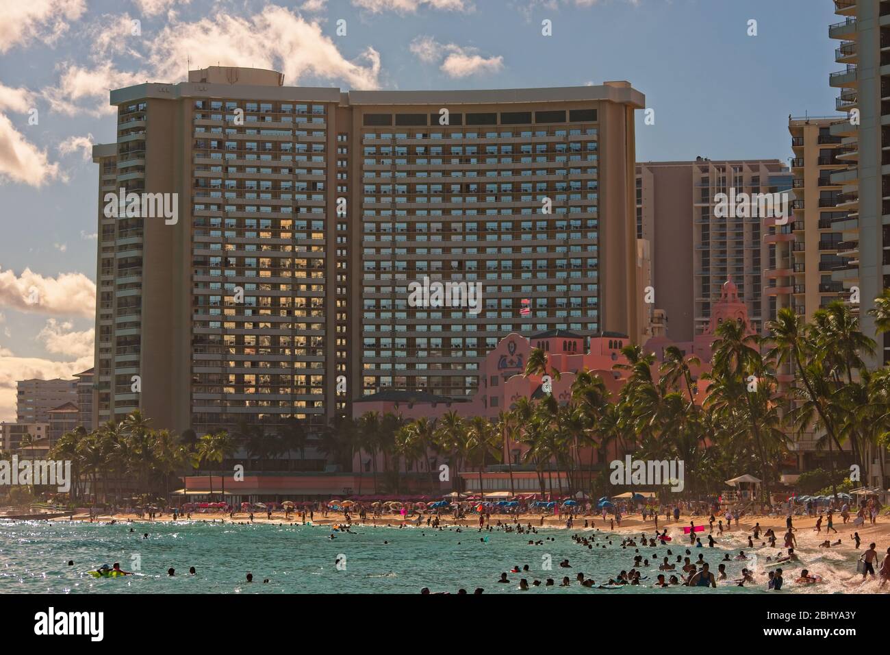 Blick auf Waikiki Beach Hotels und Resorts bei Sonnenuntergang. Stockfoto