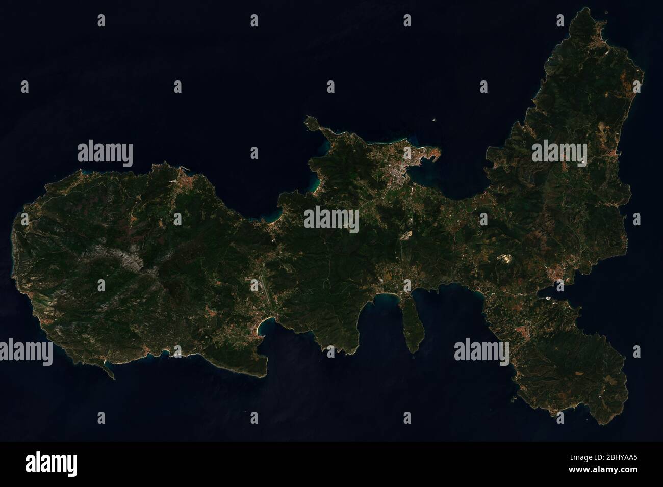 Hochauflösende Satellitenaufnahme von Elba, Italien im Mittelmeer - enthält modifizierte Copernicus Sentinel Daten (2020) Stockfoto