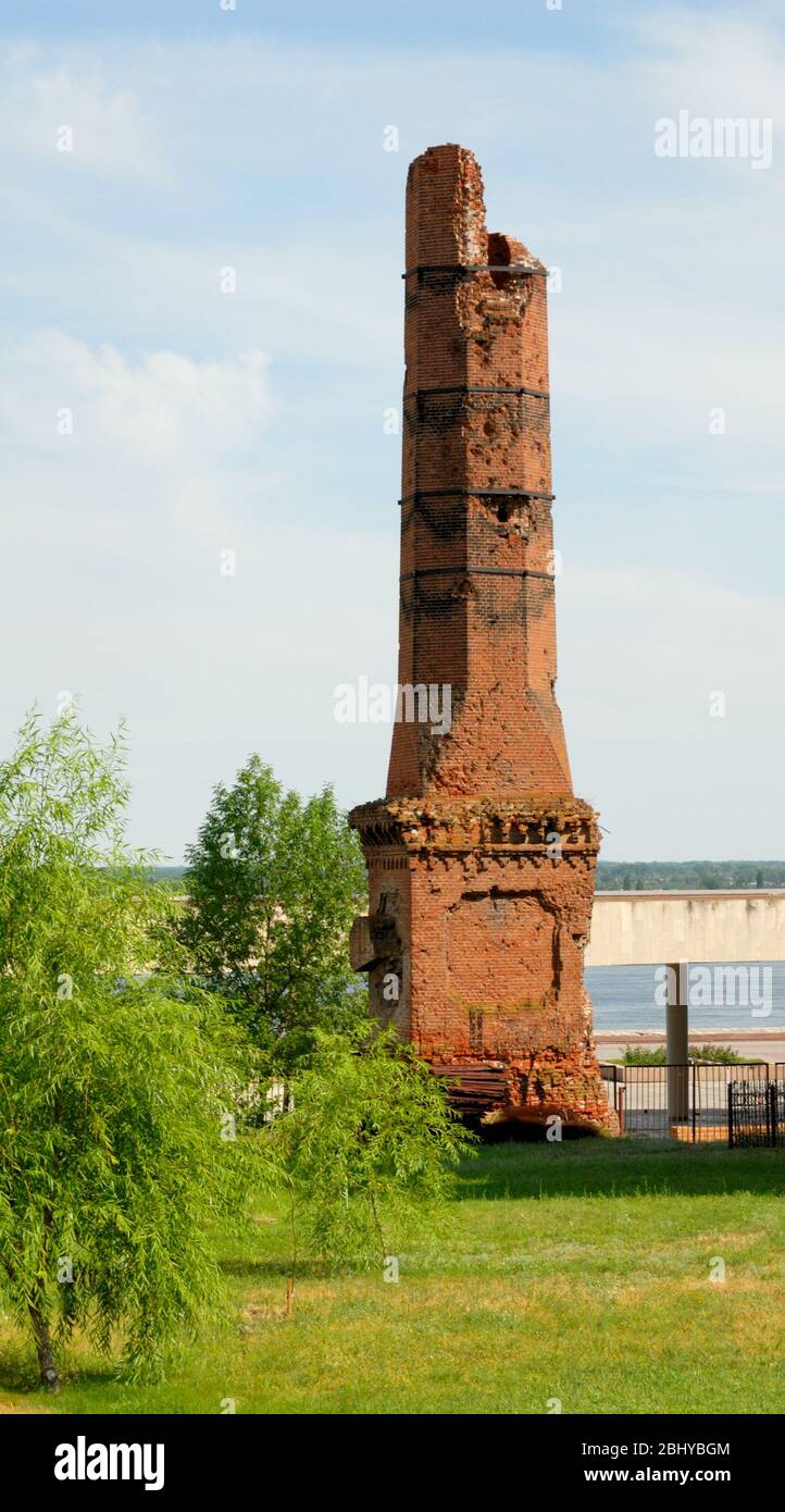Russland. Wolgograd. Ein Gedenkkomplex - das Museum - ein Panorama Stalingrad Schlacht. Der zerstörte Schornstein. Stockfoto