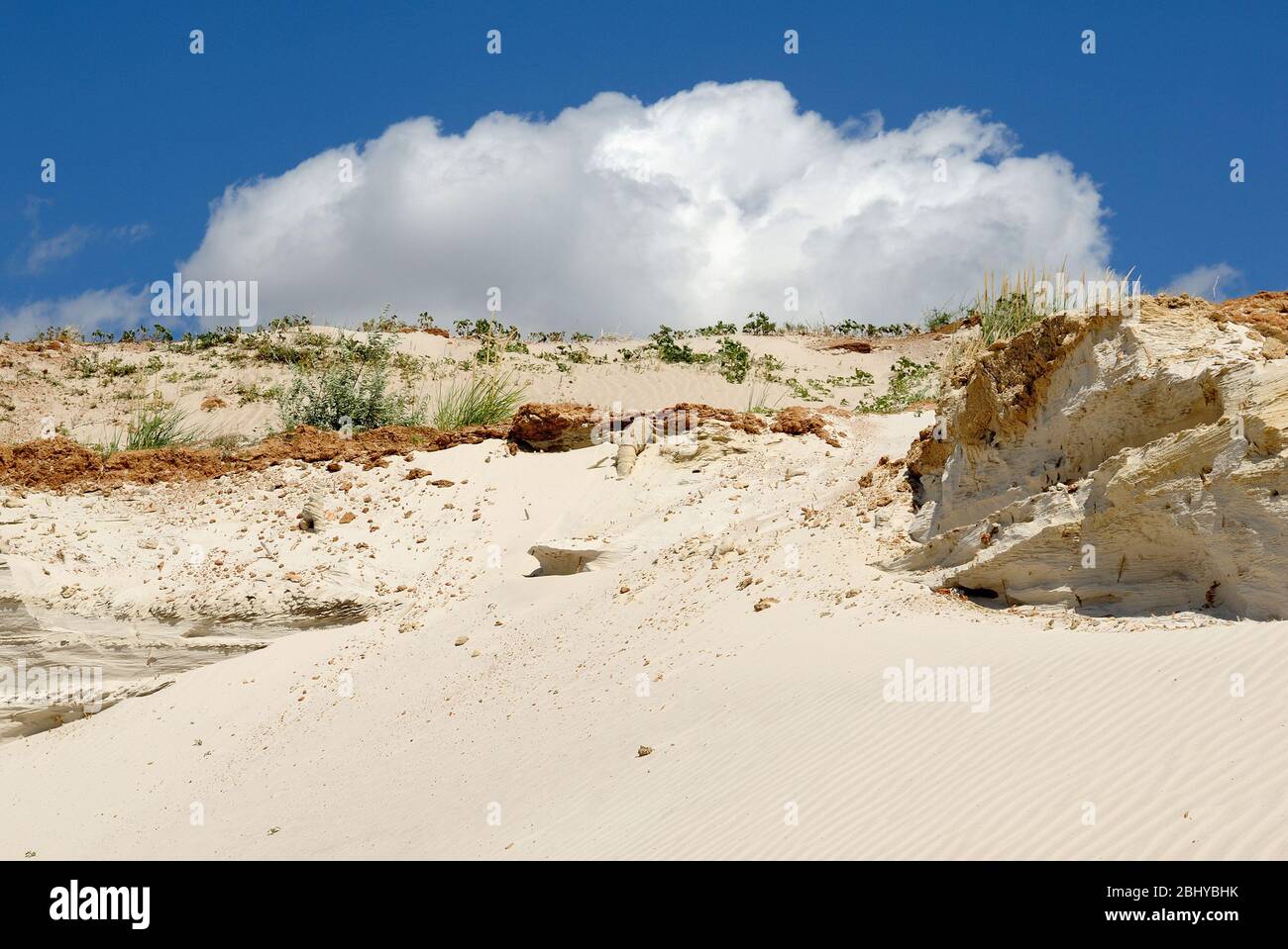 Sandy Berg aus weißem Sand gegen den blauen Himmel Stockfoto