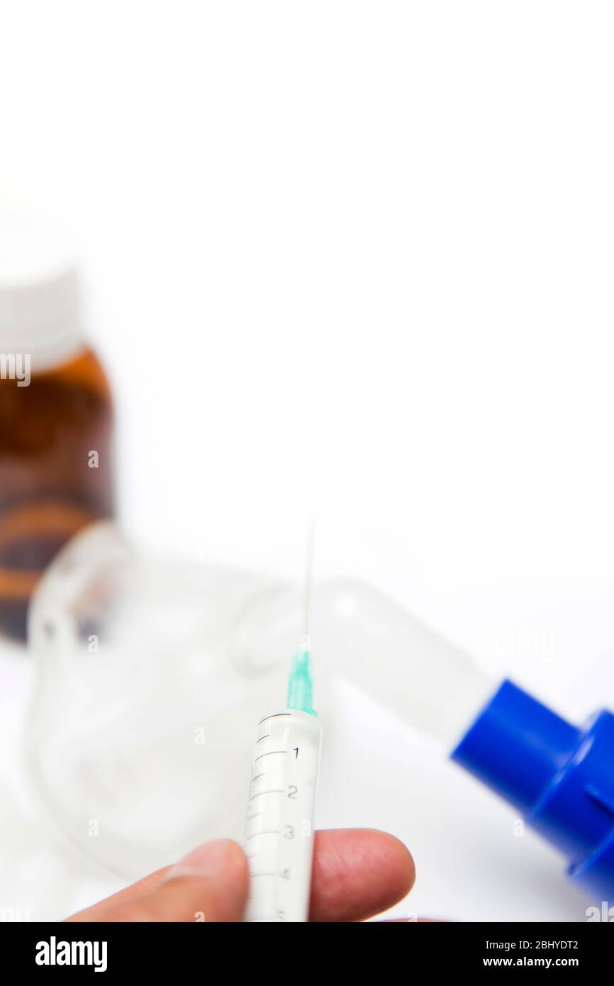 Medizinische Geräte zum Einatmen mit Atemschutzmaske, Vernebler auf dem weißen Tisch Stockfoto