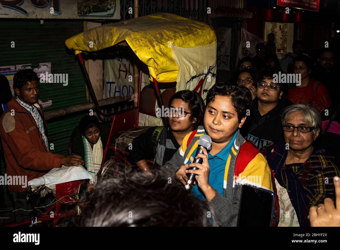 Feministinnen sprechen laut gegen den Angriff der BJP Goons Stockfoto