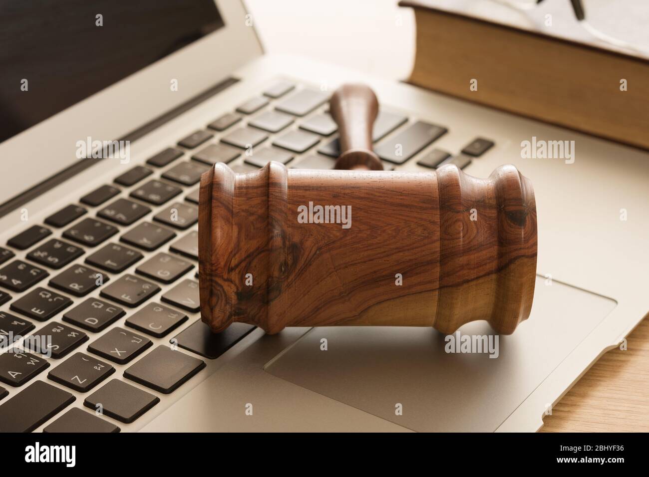 Hölzerne Richter gavel auf Tastatur Laptop-Computer. Konzept des Cyberrechts oder Gesetz über Computer. Stockfoto