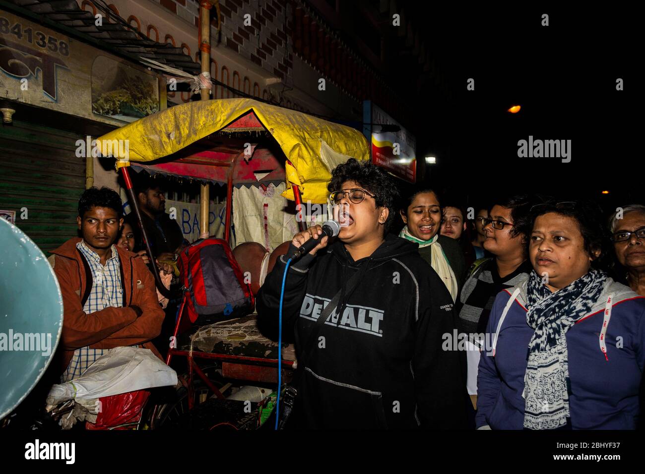 Feministinnen sprechen laut gegen den Angriff der BJP Goons Stockfoto