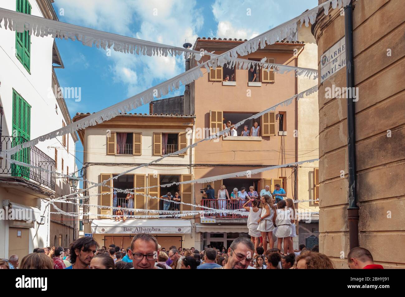 Pollensa, Balearen/Spanien; 08/02/2020: Mauren und Christen Fest. Feiern Sie auf der Straße voller Menschen, die die Party genießen Stockfoto