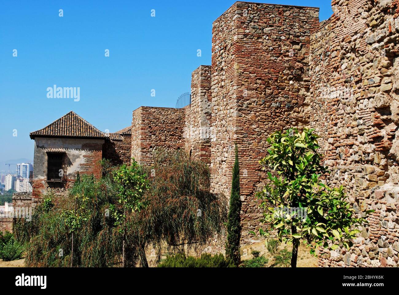 Obere ummauerte Viertel der Zitadelle von Süden betrachtet, in der Burg von Malaga, Malaga, Provinz Malaga, Andalusien, Spanien, Europa. Stockfoto