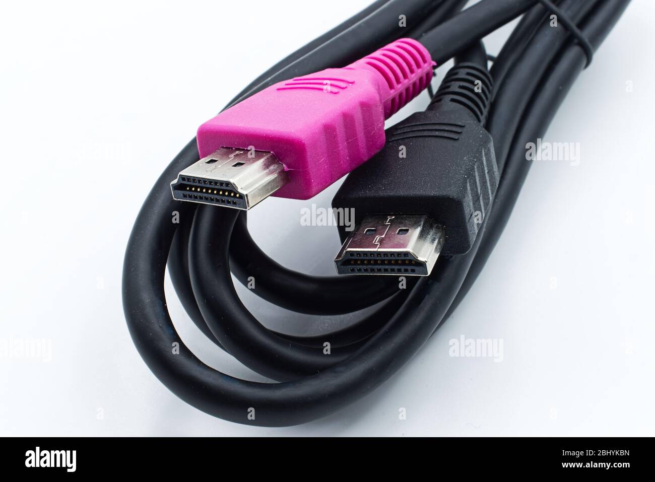 HDMI-Kabel mit violettem Anschluss, dunkler Hintergrund. Makrofotografie Stockfoto
