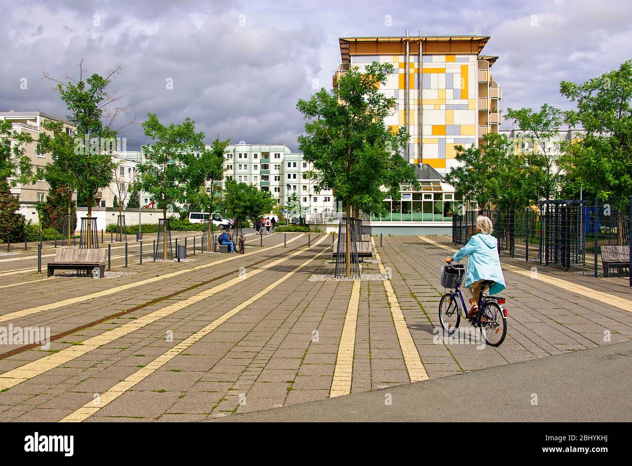 Straßenszene mit renovierten DDR-Plattenbauten in Wernigerode, Sachsen-Anhalt, Deutschland, Europa. Stockfoto